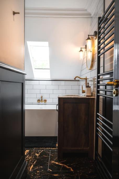 Appartamento The West End Loft - 5* Retreat - Private Parking! Glasgow Esterno foto